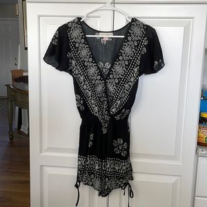 Beach boutique black & white XS romper, pockets, lightweight fabric & adorable